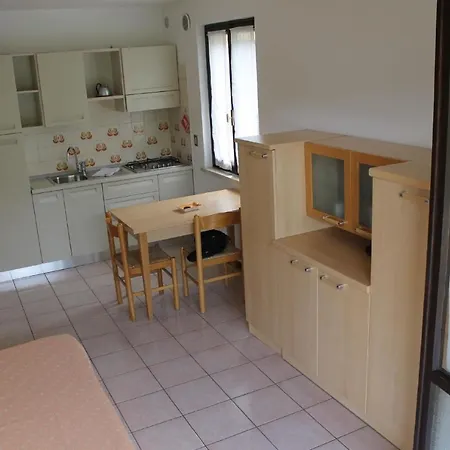 Studio Fur 2 Personen Ca 28 M In Malcesine, Gardasee Ostufer Gardasee マルチェージネ